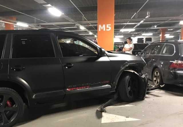 Футболист "Олимпика" разгромил авто на парковке и скрылся вместе с номерами