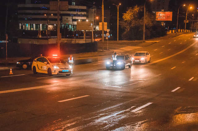 В Киеве на Воздухофлотском проспекте Opel протаранил патрульных и сгорел