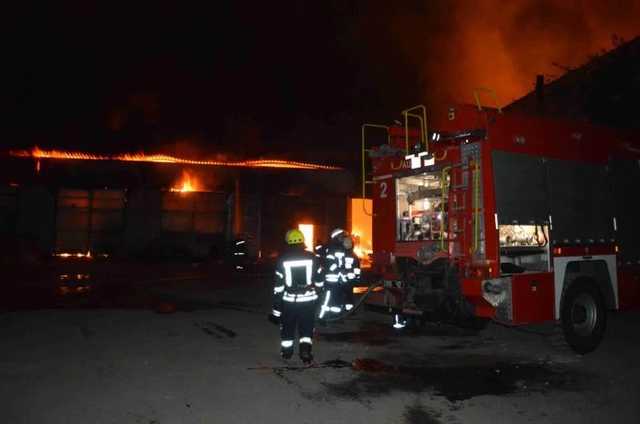В Днепре произошел масштабный пожар на складах и открытой территории
