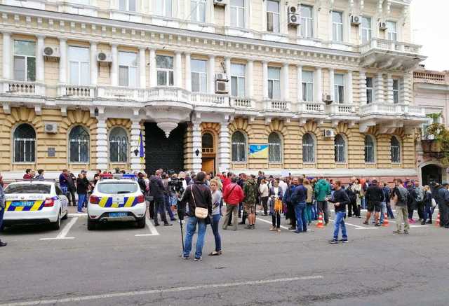 В Одессе сотни людей устроили протест после нападения на активиста Михайлика