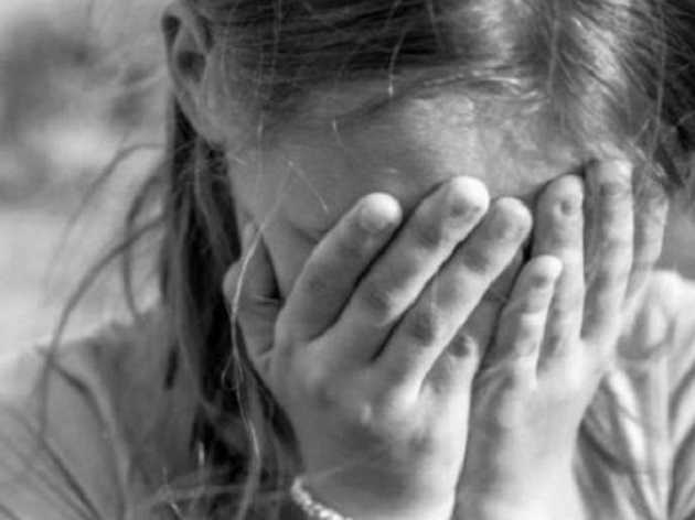 В Сумской области репетитор во время уроков развращал несовершеннолетнюю