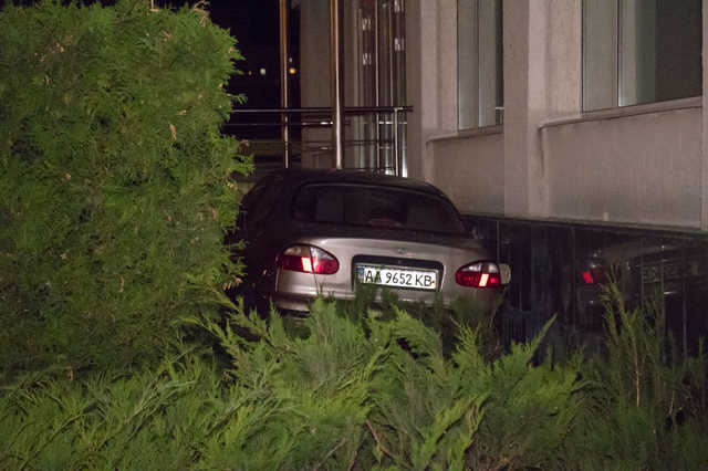 На Троещине пьяная киевлянка врезалась в церковь и стала причиной ДТП