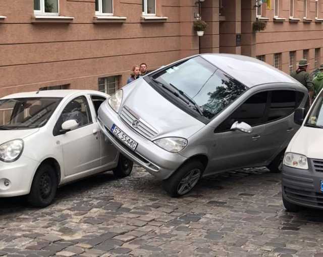 ’’Как она умудрилась?’’ Девушка из Львова удивила сеть своей парковкой