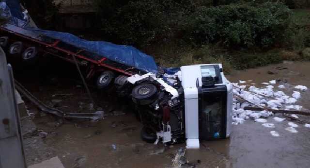 Смертельное ДТП на Закарпатье: груженая фура слетела в реку