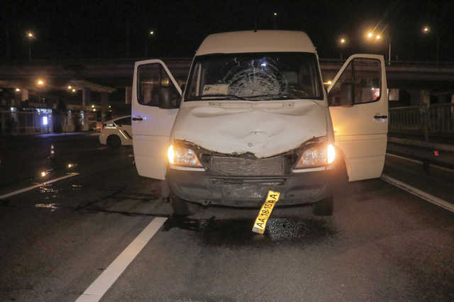 В Киеве на Столичном шоссе Mercedes сбил насмерть женщину над подземным переходом