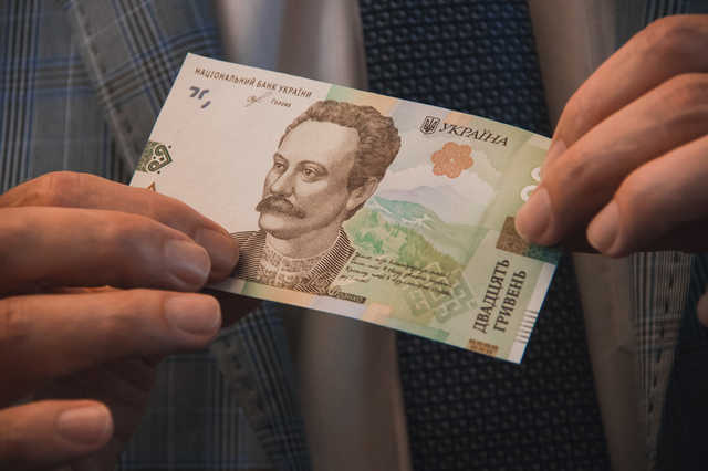 В Украине ввели в оборот новые 20 гривен: как выглядит купюра