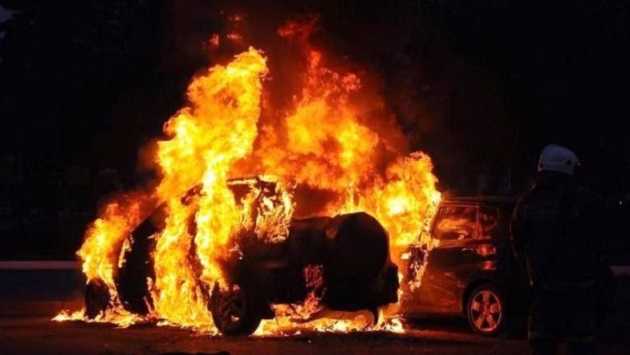 В Киеве злоумышленник поджег не то авто, которое ему «заказали»