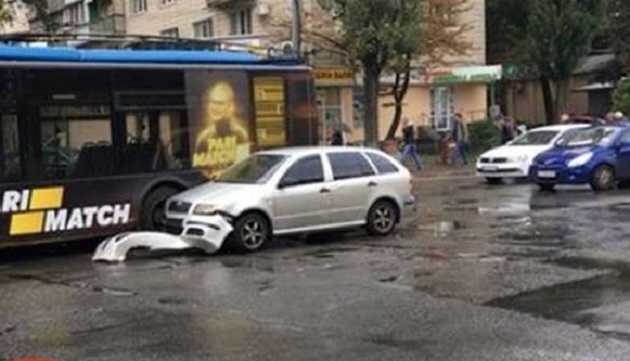 В Киеве иномарка протаранила троллейбус