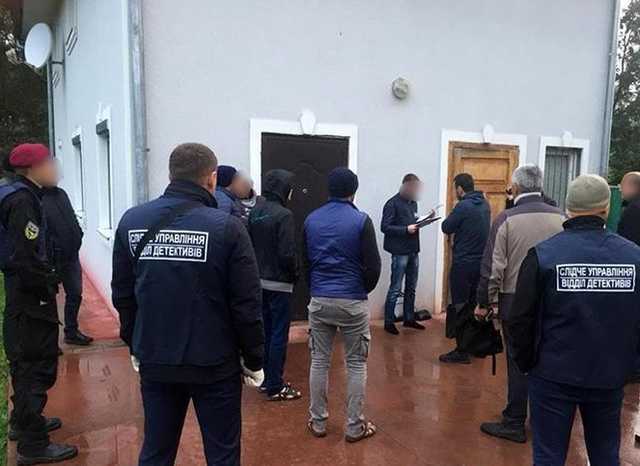 Держали в плену 32 человека: На Ивано-Франковщине "накрыли" рабовладельцев
