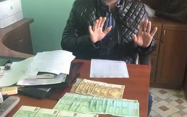 Чиновника Главного сервисного центра МВД поймали на систематических масштабных взятках