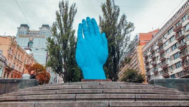 Синяя рука в центре Киева: мемы и реакция соцсетей