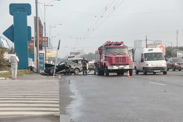 В Киеве на Большой Окружной Toyota влетела в столб: водитель в тяжелом состоянии