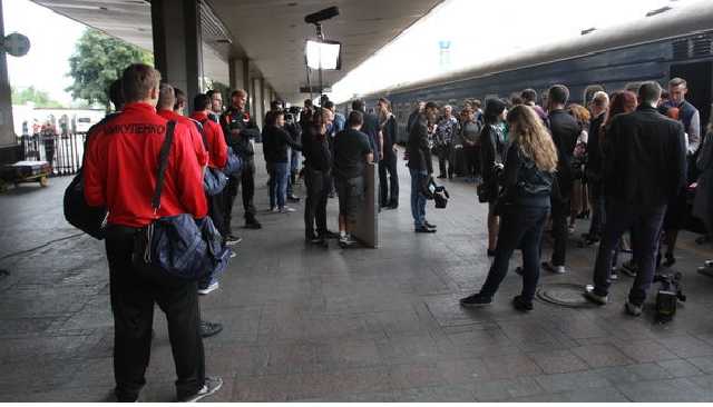 Из поезда "Киев-Мариуполь" эвакуировали более 700 человек из-за угрозы взрыва