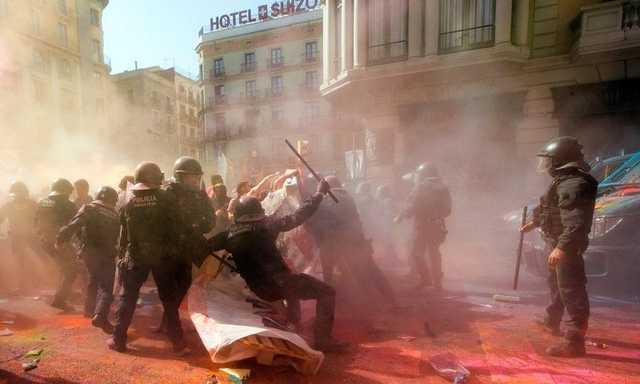 В Барселоне произошли столкновения полиции со сторонниками независимости Каталонии