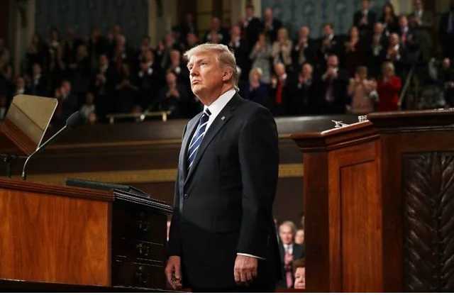 Сотни конгрессменов подали в суд на Трампа