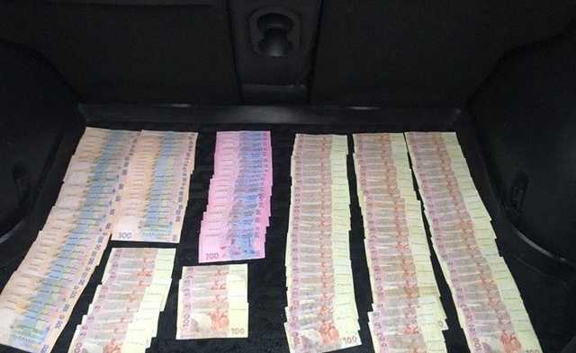 Руководитель исполнительной службы получал 50-процентные “откаты” за премии