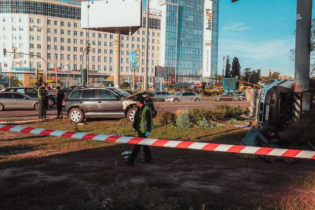 В Киеве Volkswagen снес Fiat в столб: погиб пассажир