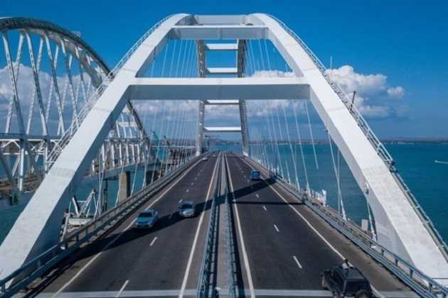 Оккупанты пустили грузовики по Крымскому мосту