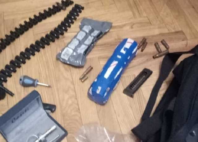 В квартире злоумышленника, который "на заказ" сжег авто, обнаружили взрывные устройства