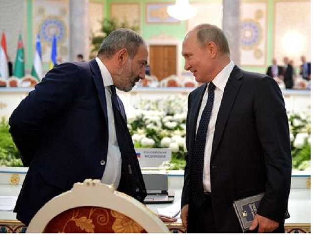 Сеть насмешил Путин, «зачитавшийся» томиком Пушкина