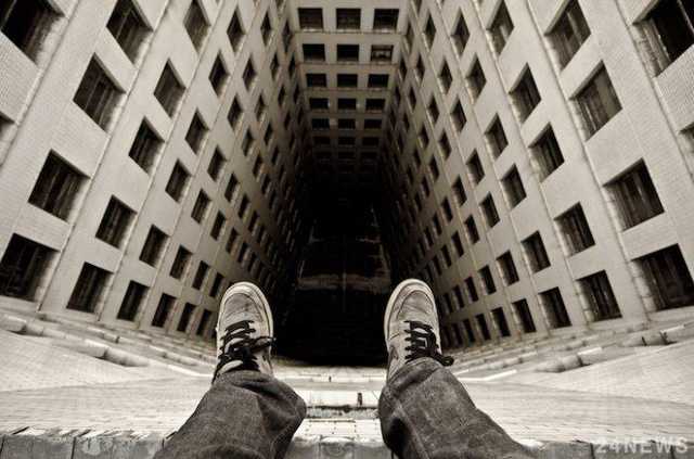 В Киеве девушка прыгнула с крыши многоэтажки