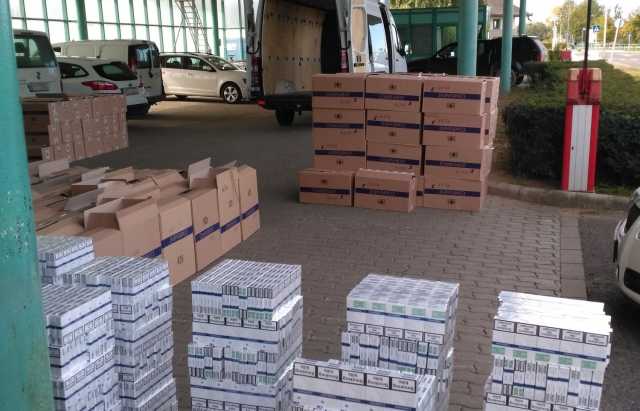 Водій мікроавтобуса з подвійним громадянством перевозив в Угорщину 150000 пачок сигарет