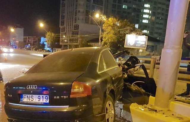 Машина всмятку: в Киеве разбился пьяный полицейский