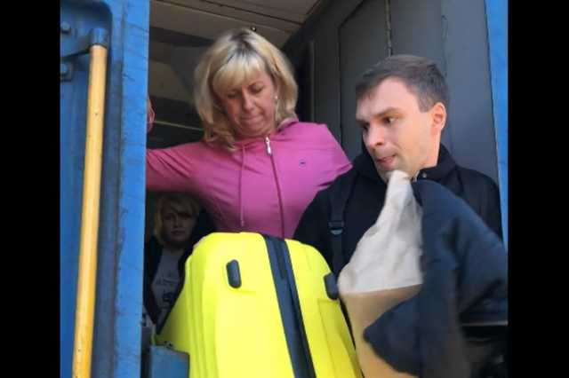 На ходу выталкивали из поезда: ’’Укрзалізниця’’ угодила в новый скандал