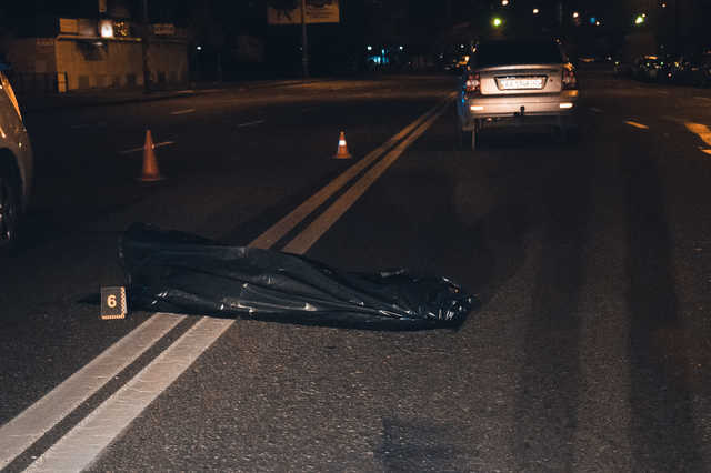 В Киеве на Троещине Toyota сбила насмерть мужчину над подземным переходом