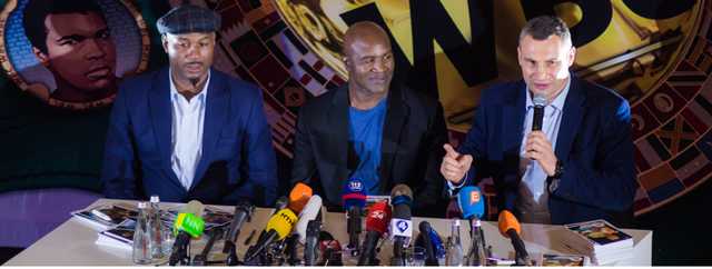 В Киеве фанаты бокса атаковали торговый центр в попытках получить заветный автограф