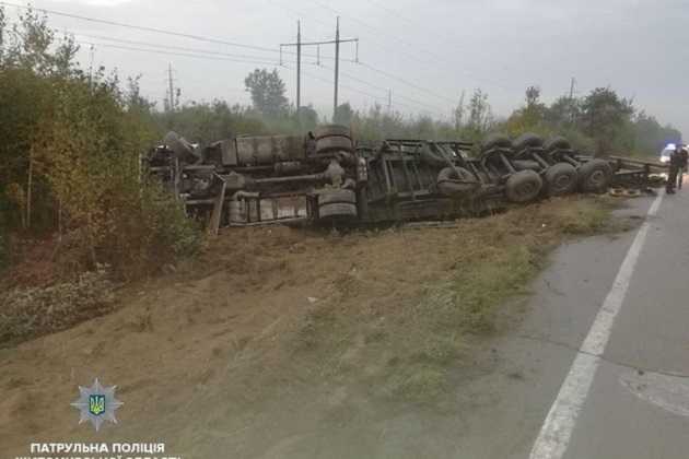 "Свято наближається": Под Житомиром перевернулся грузовик с Кока-Колой