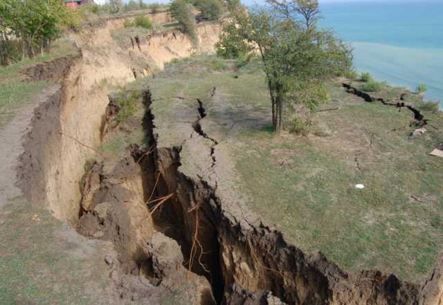 Обвалился километровый участок: в курортном поселке Одесской области произошло ЧП