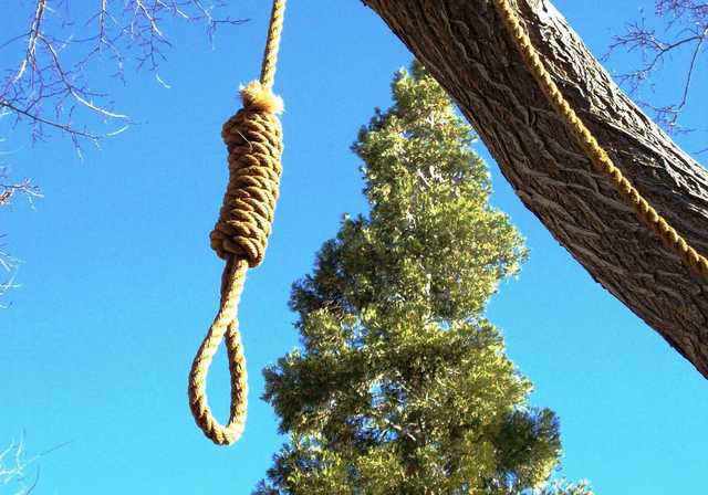 У Луцьку на дереві повісився чоловік