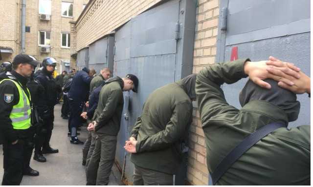 Известного ресторатора и депутата облили зеленкой и забросали яйцами возле Киевсовета