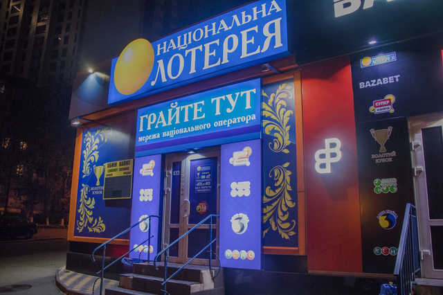 В Киеве на Дружбы народов неизвестные в масках разгромили зал игровых автоматов