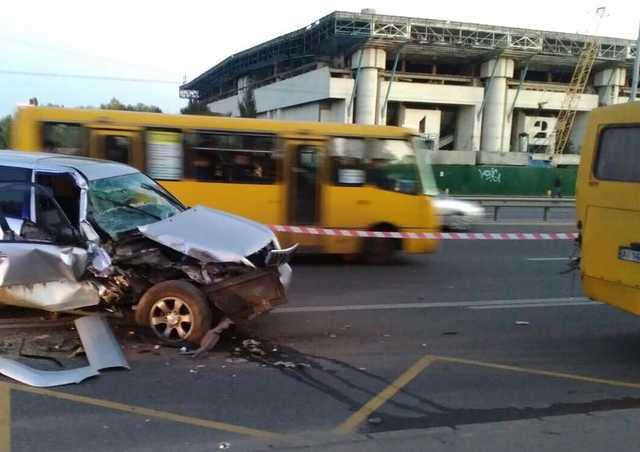 В Голосеевском районе произошло ДТП с участием Toyota и маршрутки