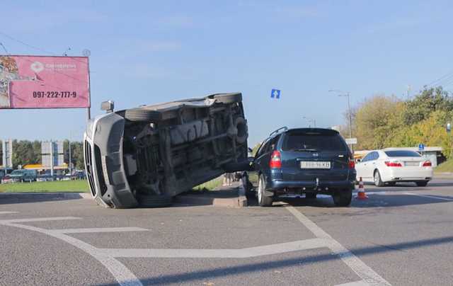 В Киеве на Окружной дороге перевернулся микроавтобус