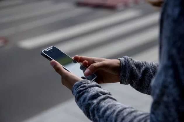 Спрячь мобилу: украинцам запретят пользоваться телефонами еще в одном месте