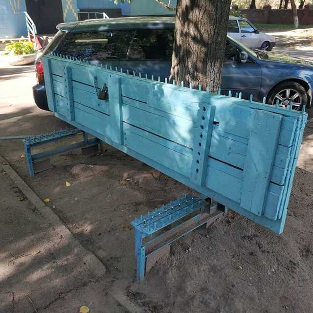 50 шипов в зад. Днепряне установили во дворе "пыточную" лавочку