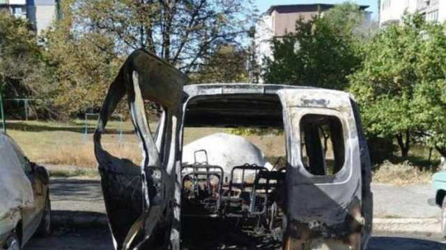 В оккупированном Алчевске взорвали микроавтобус: опубликованы фото