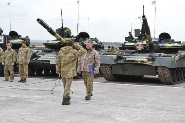 Порошенко показал новую технику, которую получила армия