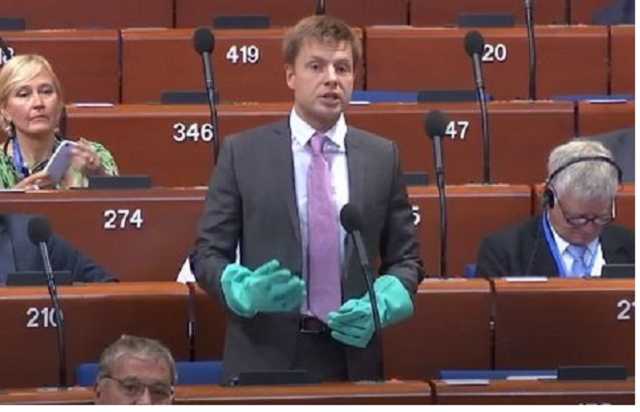 Гончаренко получил предупреждение за выступление на ПАСЕ в резиновых перчатках