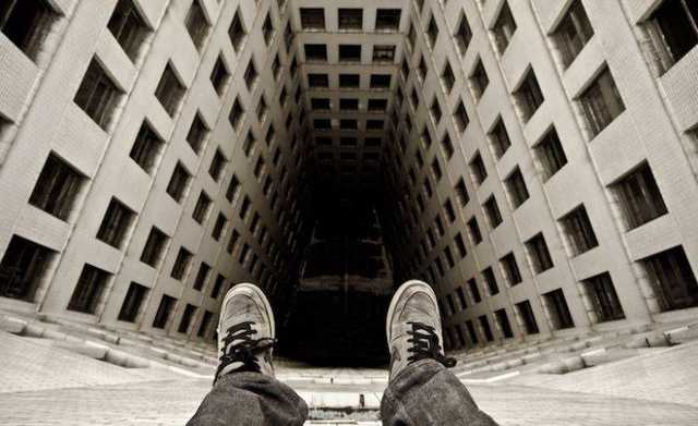 В Житомире школьник выпрыгнул из окна шестого этажа