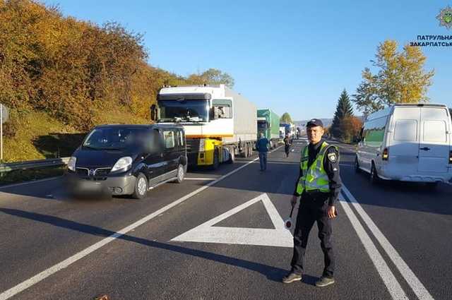 Водители перекрыли трассу Киев-Чоп. Требуют снижения цены на топливо
