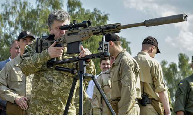 Порошенко подписал закон о новом воинском приветствии "Слава Украине!"