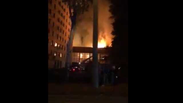 В оккупированном Донецке сильный пожар: спасатели не могут подъехать к зданию