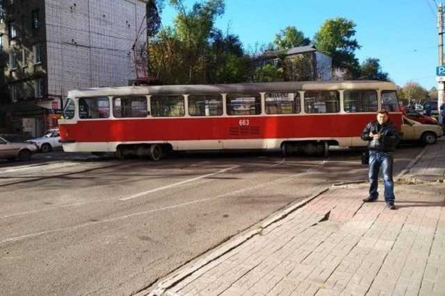 17 тонн ужаса. На Днепропетровщине трамвай на полной скорости слетел с рельс