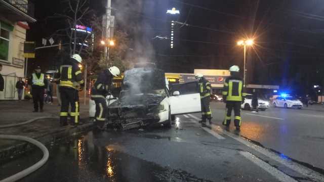 В центре Киева посреди улицы загорелся автомобиль