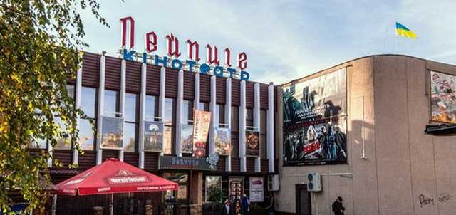 В сети показали видео с ворами, ограбившими кинотеатр в Киеве