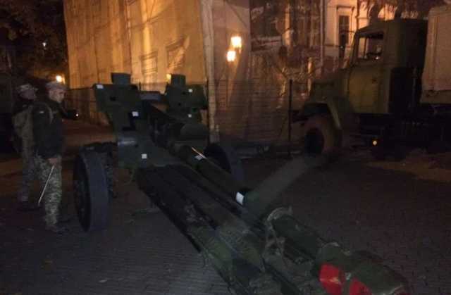 К зданию мэрии Одессы стянули военную технику